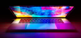 Ein halb geöffneter Laptop