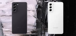 Ein schwarzes und ein weißes Samsung Galaxy S21 FE