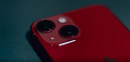 Nahaufnahme einer roten iPhone 13 mini