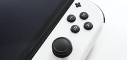 Eine weiße Switch OLED