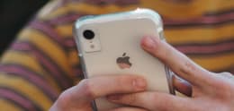 iphone xr in den händen von einer person