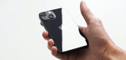 Ein schwarzes iPhone 13 mini