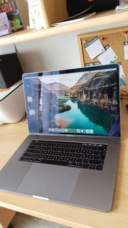 MacBook Pro Touch Bar 15