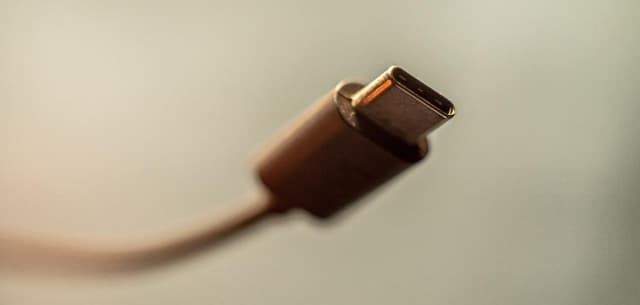 Eine Großaufnahme von einem USB-C-Anschluss